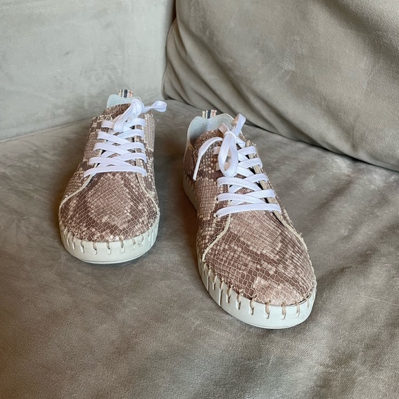 André Assous Iris Leather Sand Snake Sneaker - Size 7 (37EU) - Like New - Picture 13 of 13